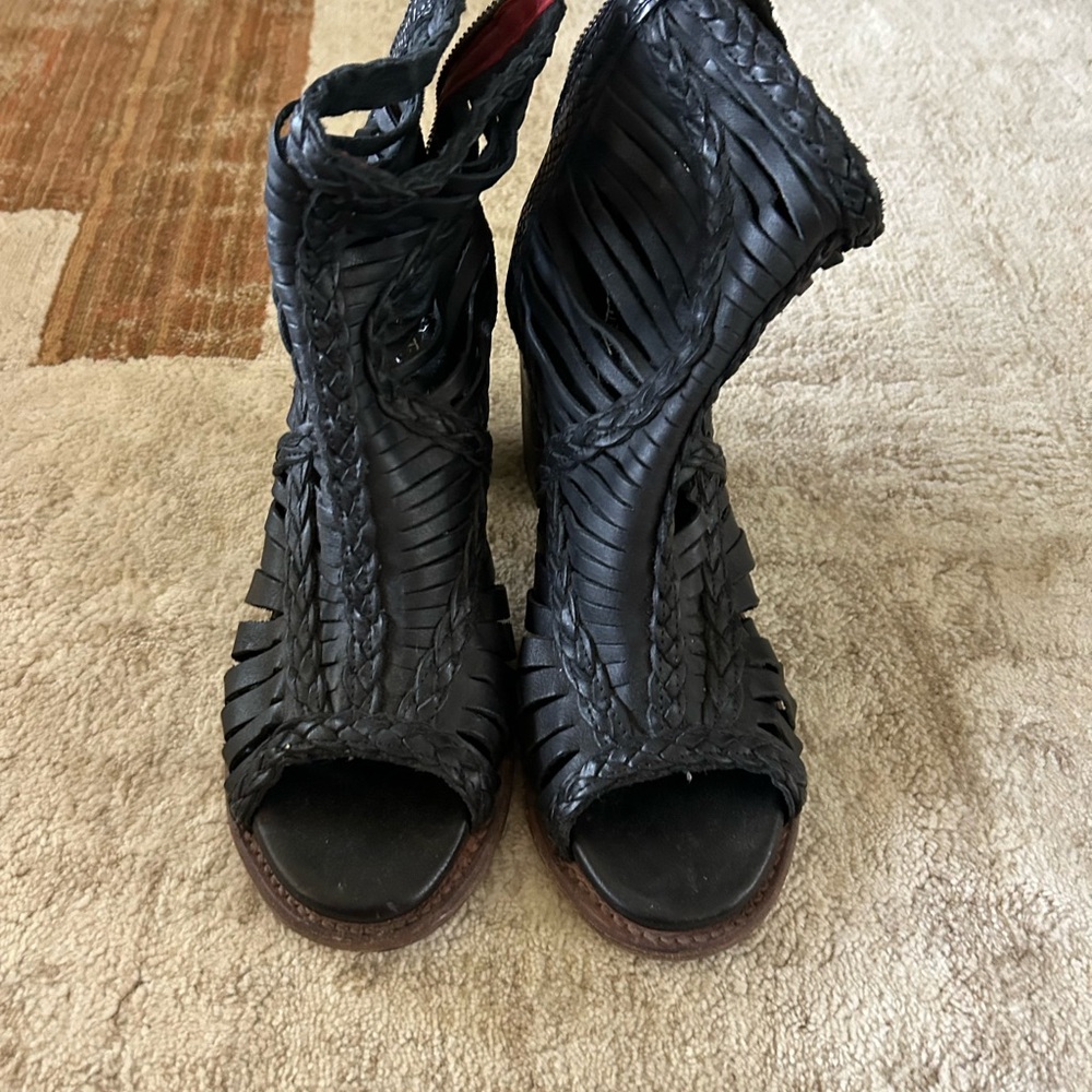 Black Woven Leather Sandals with Open Toe and Medium Heel